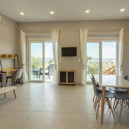 Blue Waves Luxury Suites By The Sea Plomari ภายนอก รูปภาพ