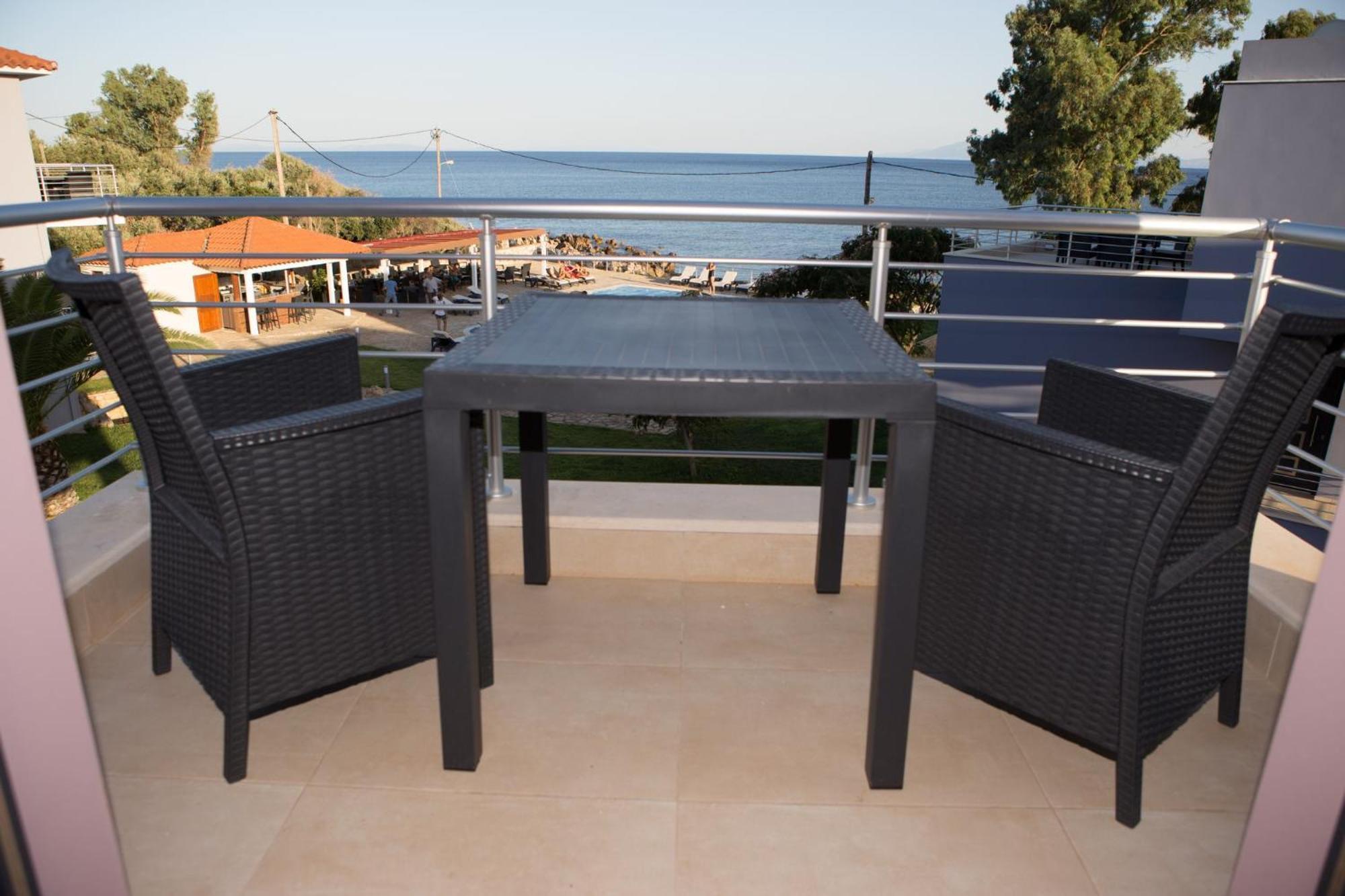 Blue Waves Luxury Suites By The Sea Plomari ภายนอก รูปภาพ