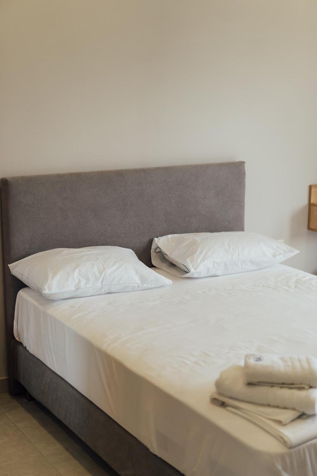 Blue Waves Luxury Suites By The Sea Plomari ภายนอก รูปภาพ