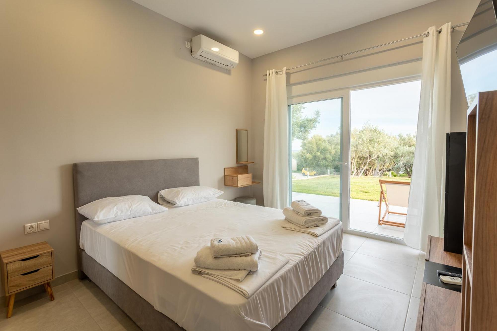 Blue Waves Luxury Suites By The Sea Plomari ภายนอก รูปภาพ