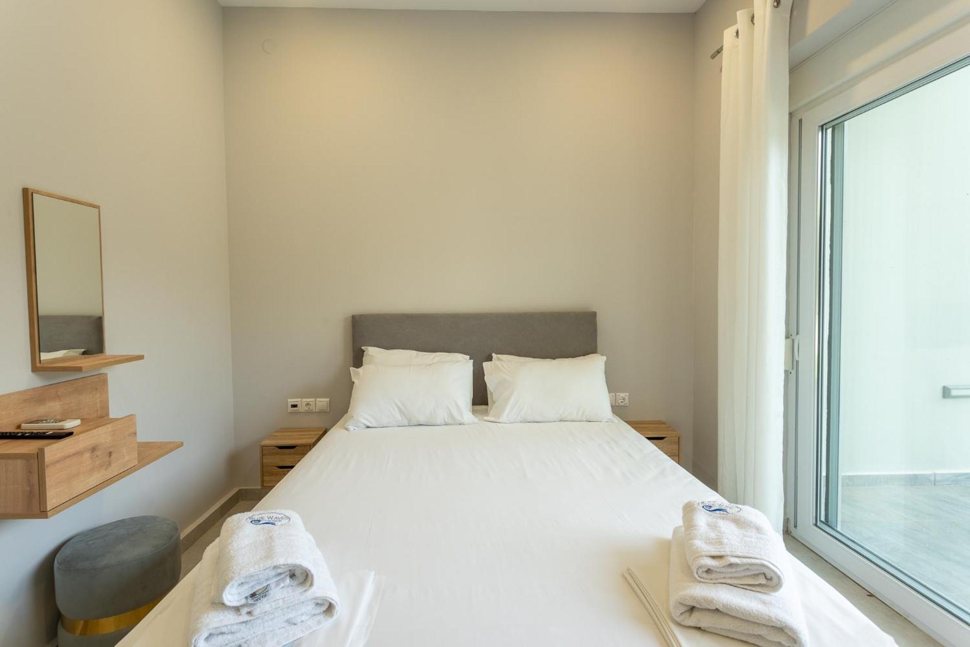 Blue Waves Luxury Suites By The Sea Plomari ภายนอก รูปภาพ