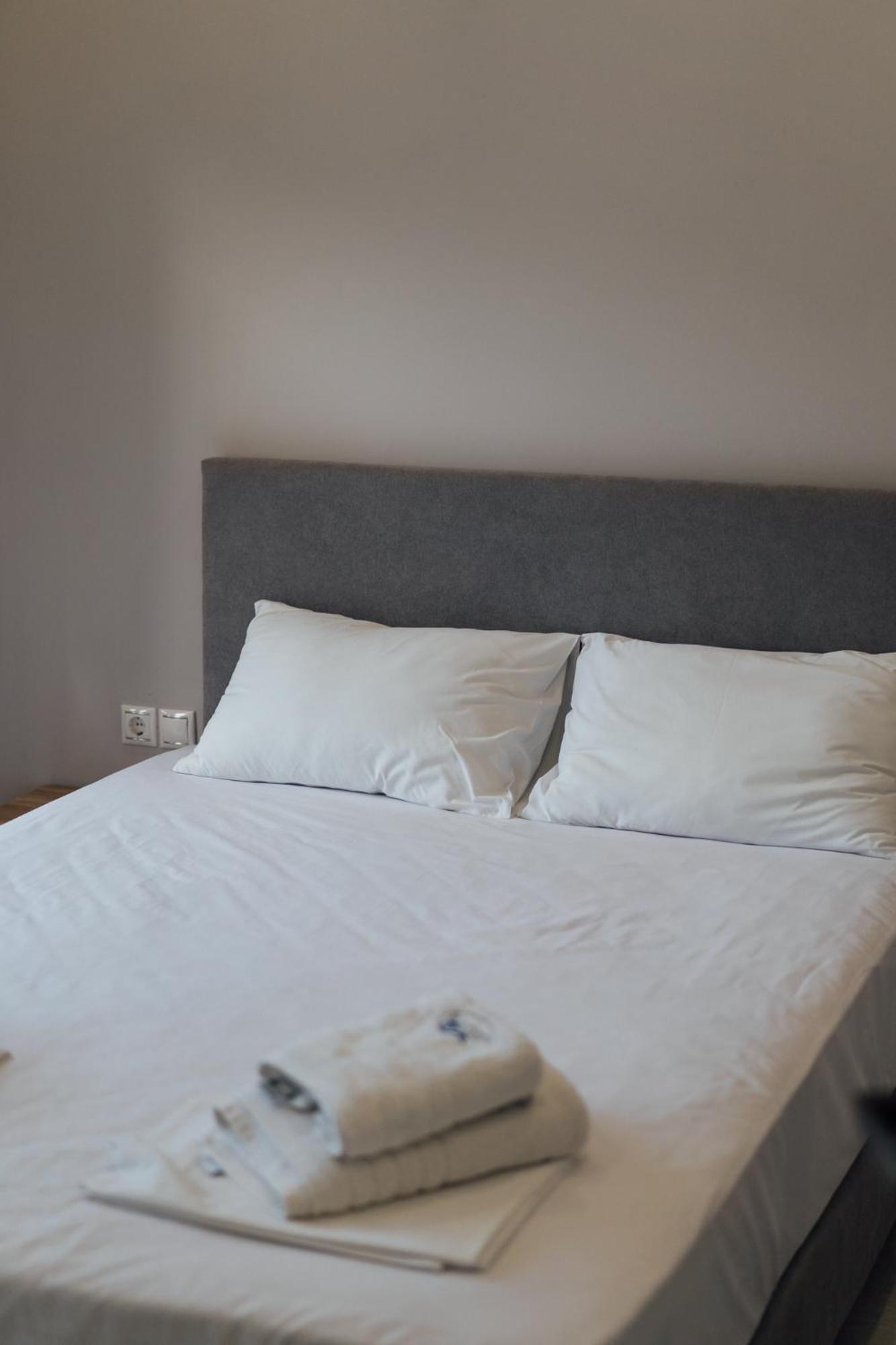 Blue Waves Luxury Suites By The Sea Plomari ภายนอก รูปภาพ