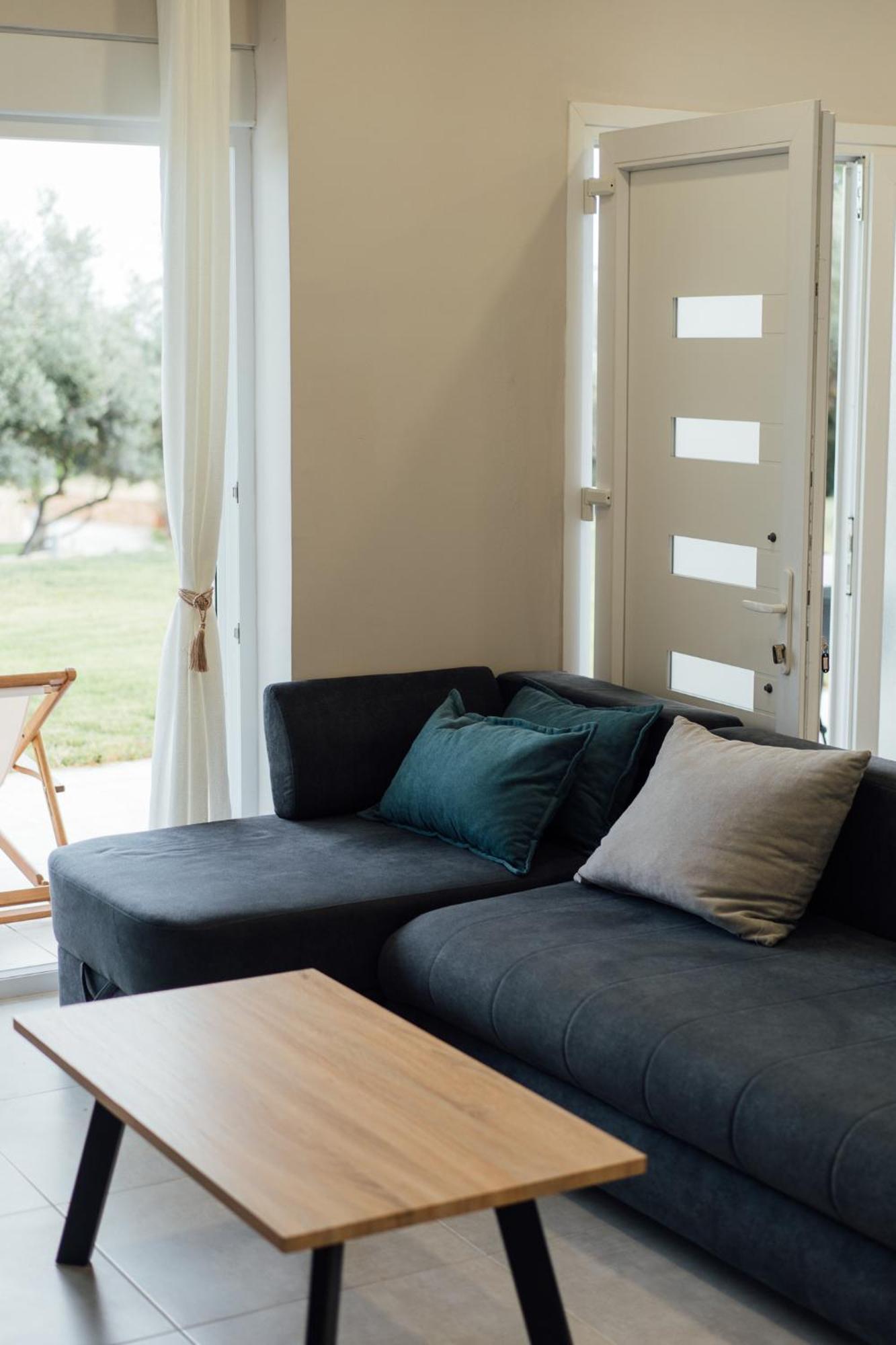 Blue Waves Luxury Suites By The Sea Plomari ภายนอก รูปภาพ