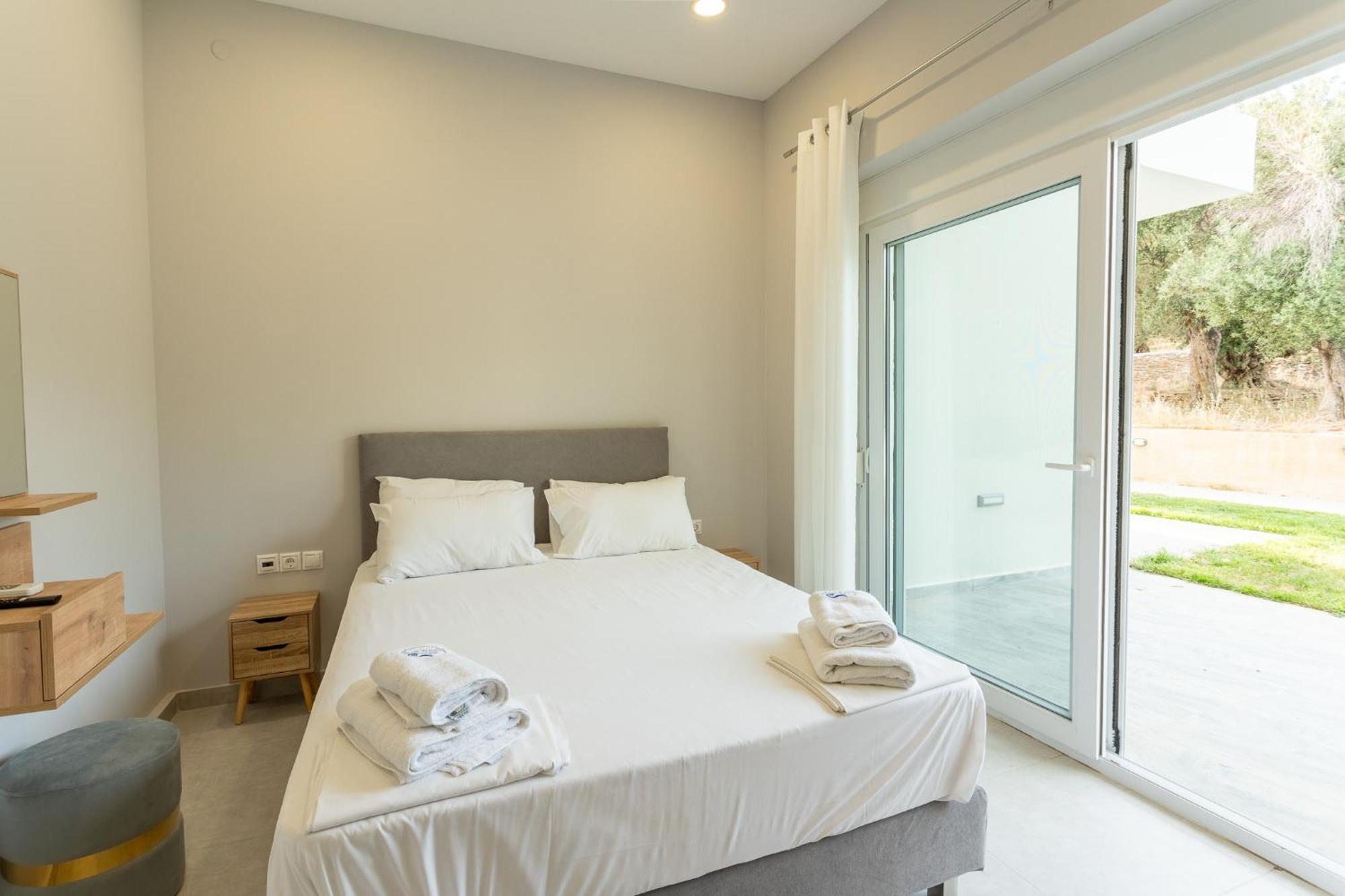 Blue Waves Luxury Suites By The Sea Plomari ภายนอก รูปภาพ