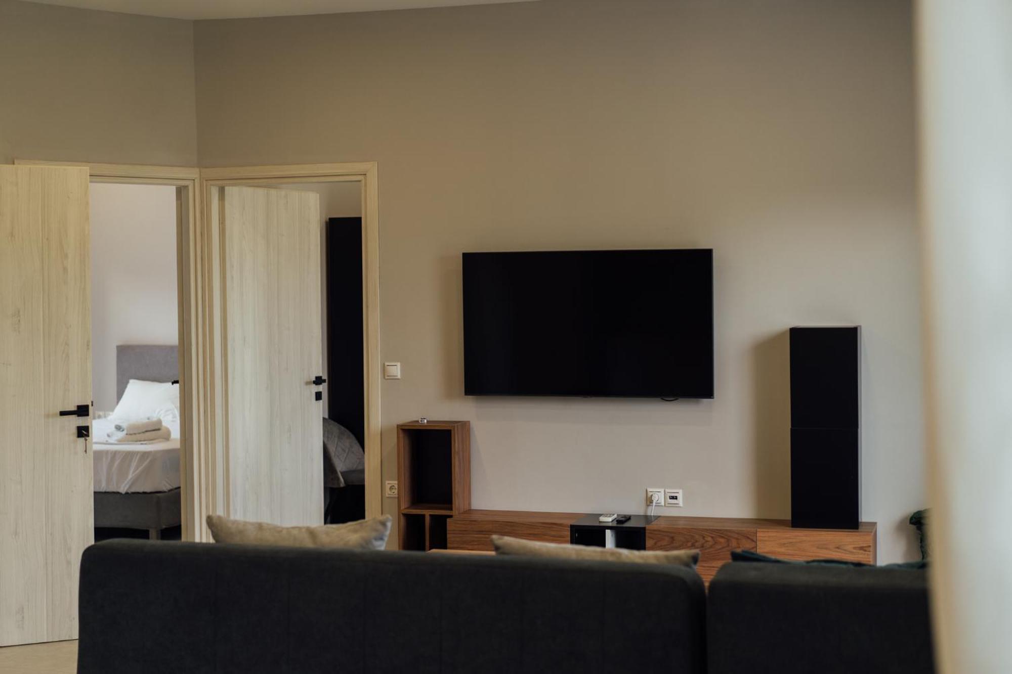 Blue Waves Luxury Suites By The Sea Plomari ภายนอก รูปภาพ