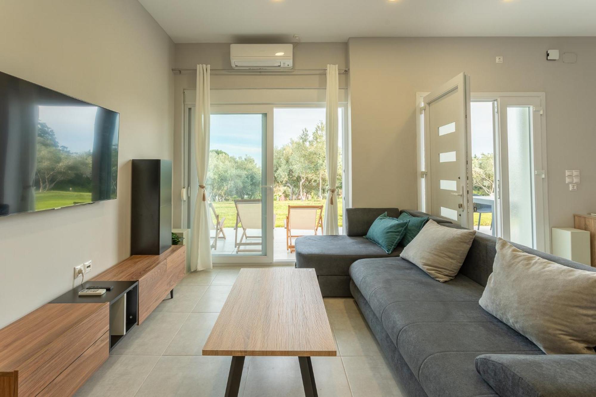 Blue Waves Luxury Suites By The Sea Plomari ภายนอก รูปภาพ
