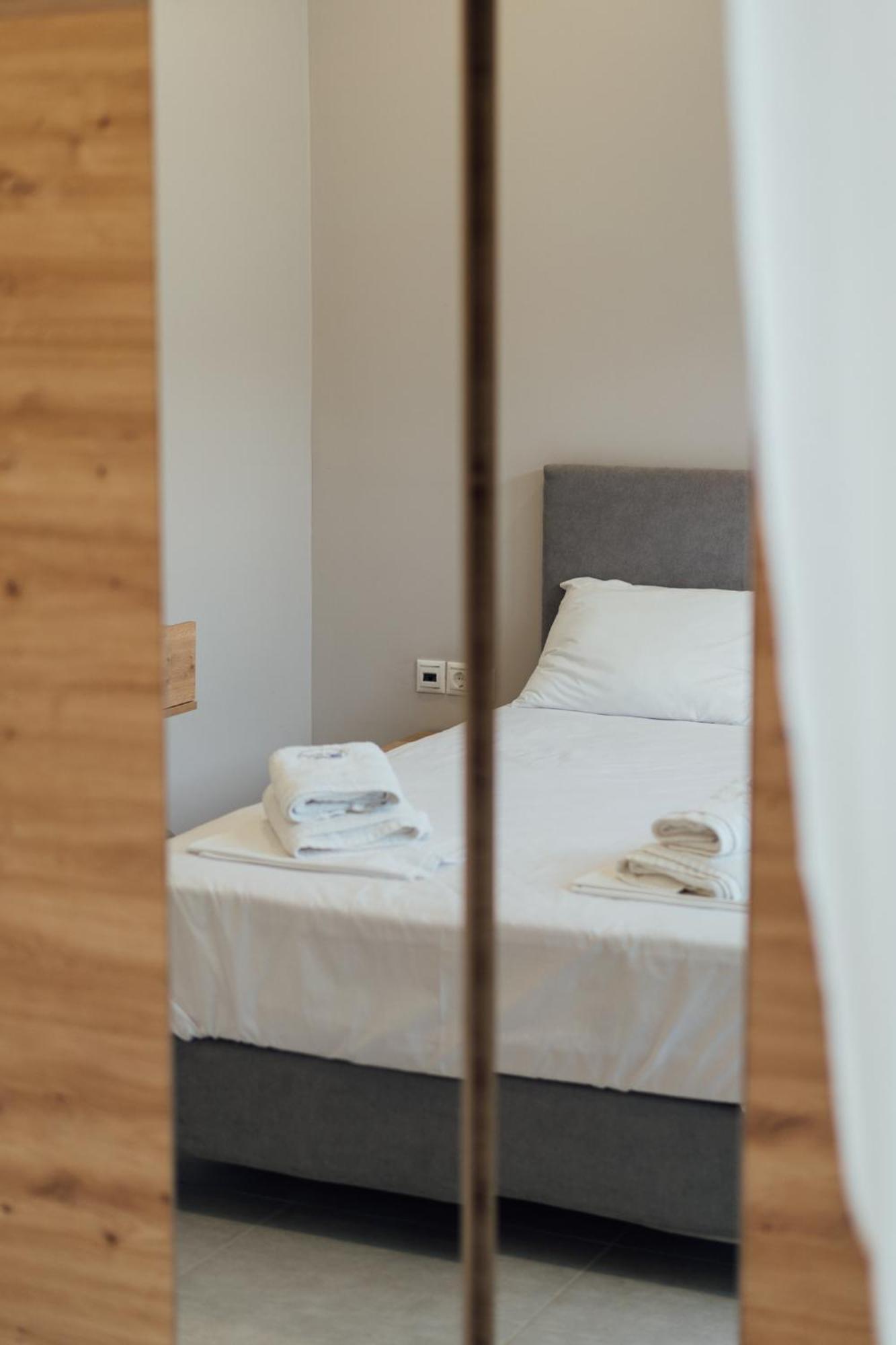 Blue Waves Luxury Suites By The Sea Plomari ภายนอก รูปภาพ