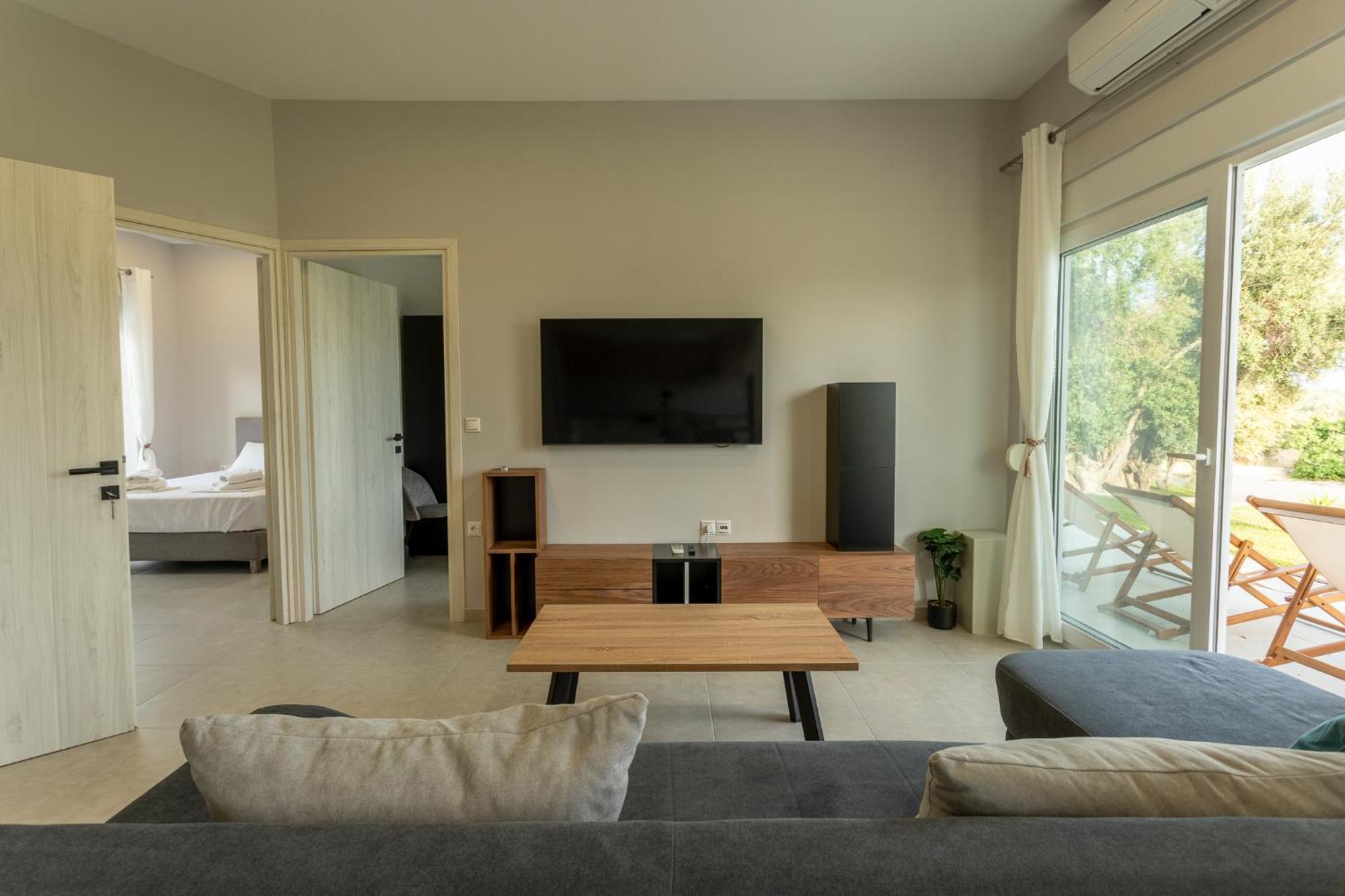 Blue Waves Luxury Suites By The Sea Plomari ภายนอก รูปภาพ