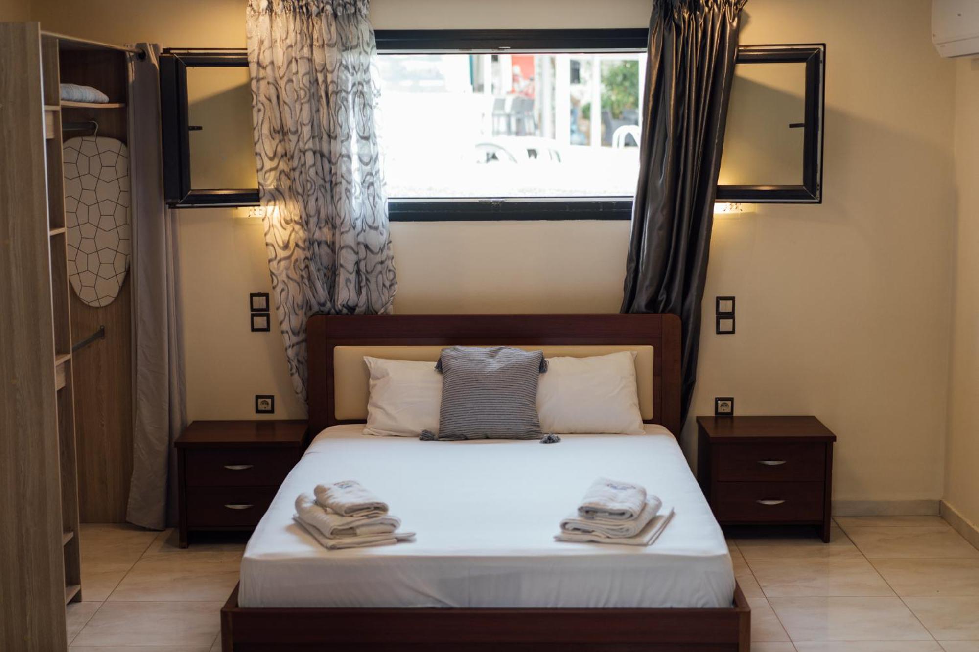Blue Waves Luxury Suites By The Sea Plomari ภายนอก รูปภาพ