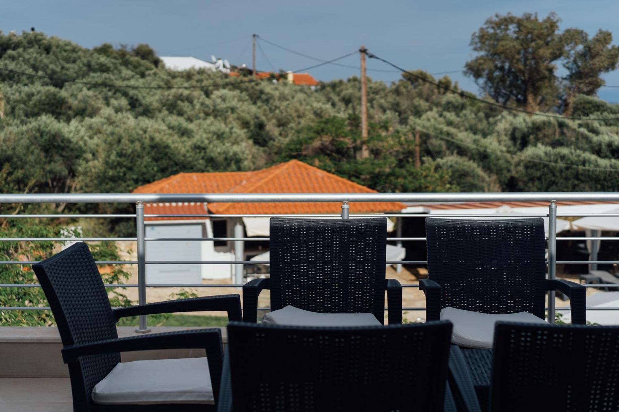 Blue Waves Luxury Suites By The Sea Plomari ภายนอก รูปภาพ