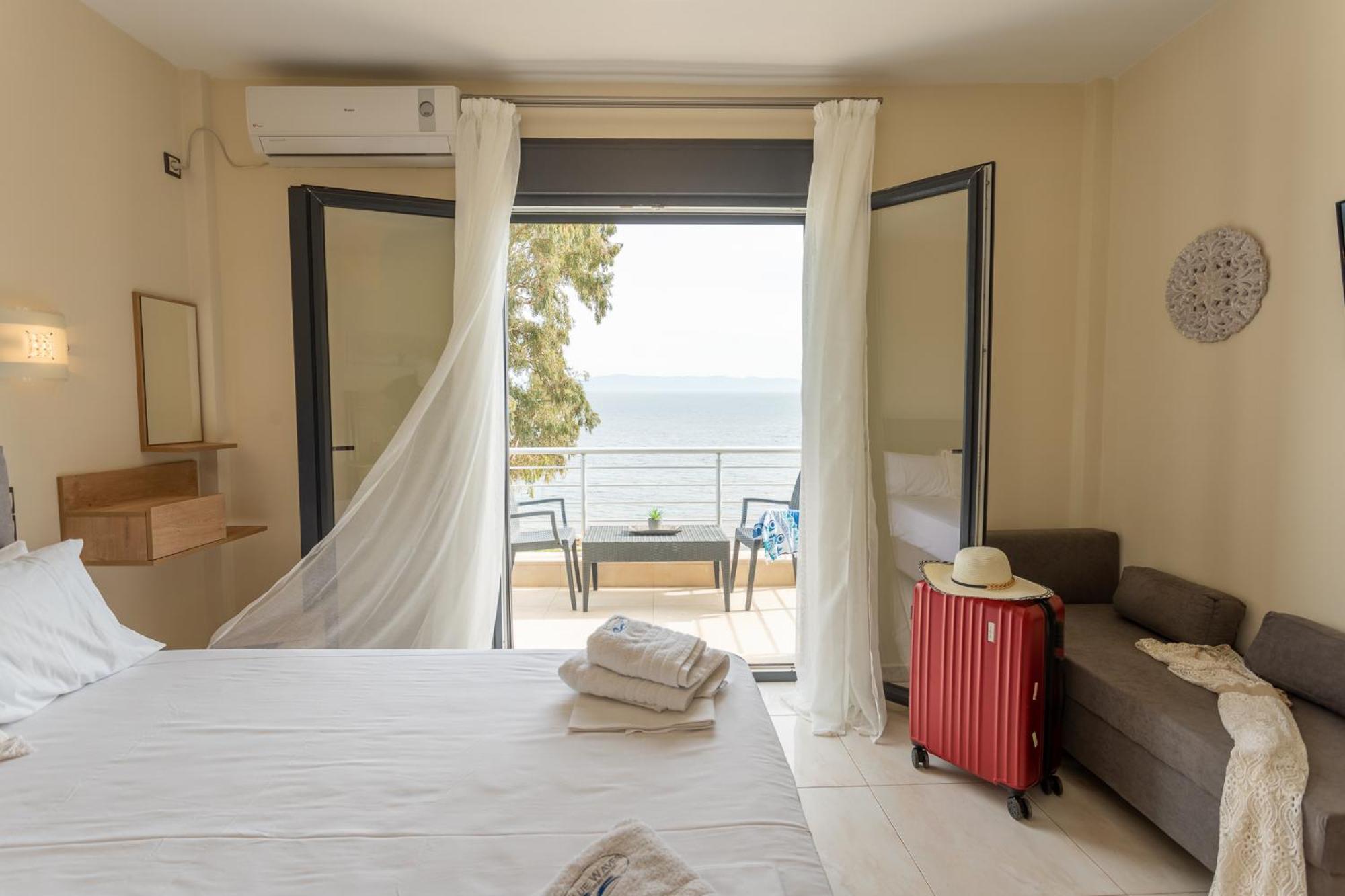 Blue Waves Luxury Suites By The Sea Plomari ภายนอก รูปภาพ