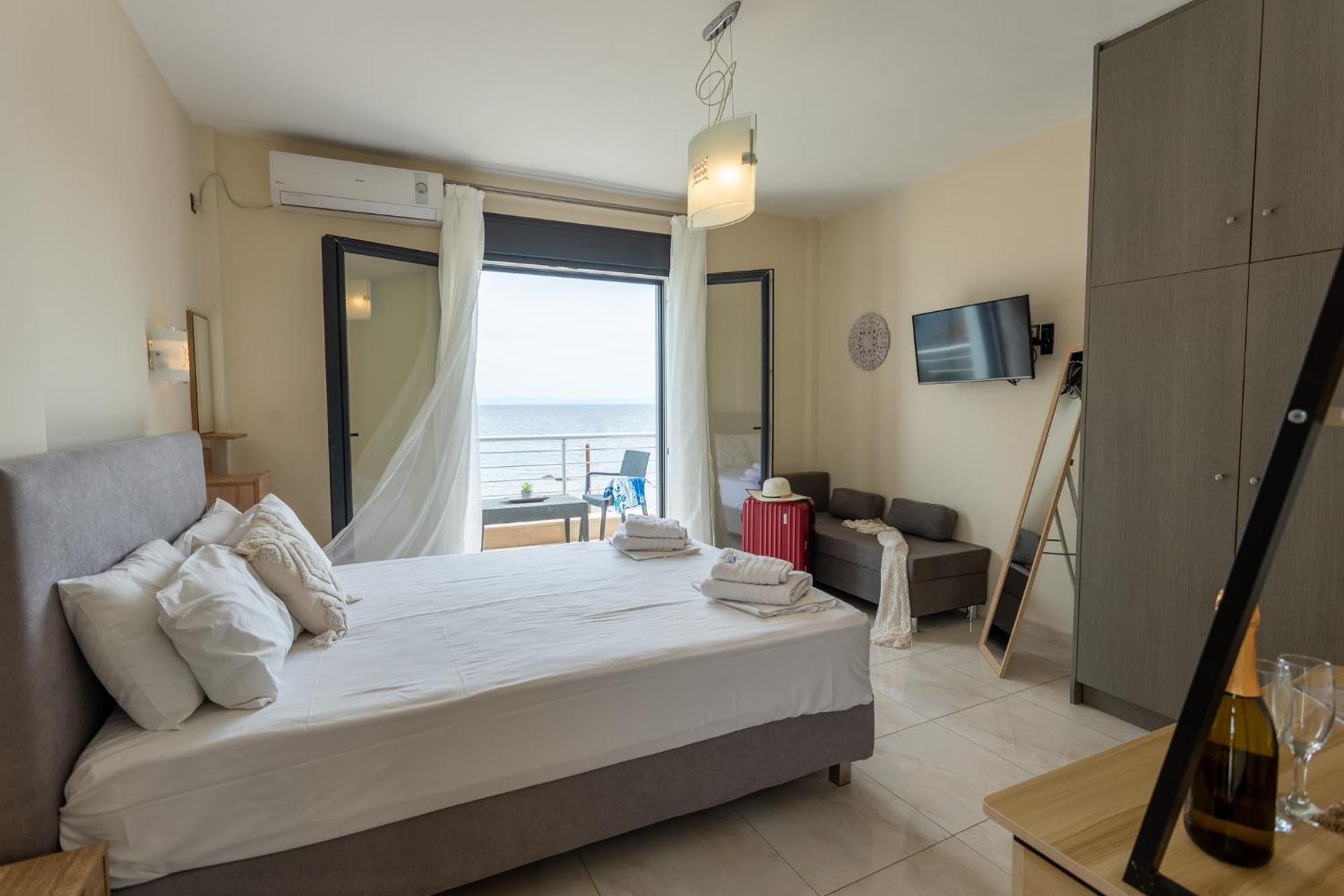 Blue Waves Luxury Suites By The Sea Plomari ภายนอก รูปภาพ