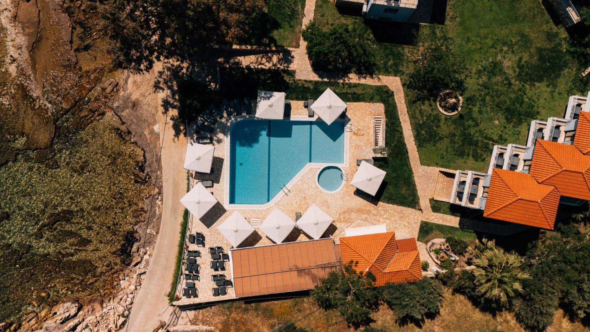 Blue Waves Luxury Suites By The Sea Plomari ภายนอก รูปภาพ