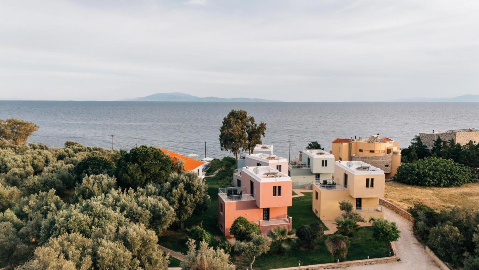 Blue Waves Luxury Suites By The Sea Plomari ภายนอก รูปภาพ