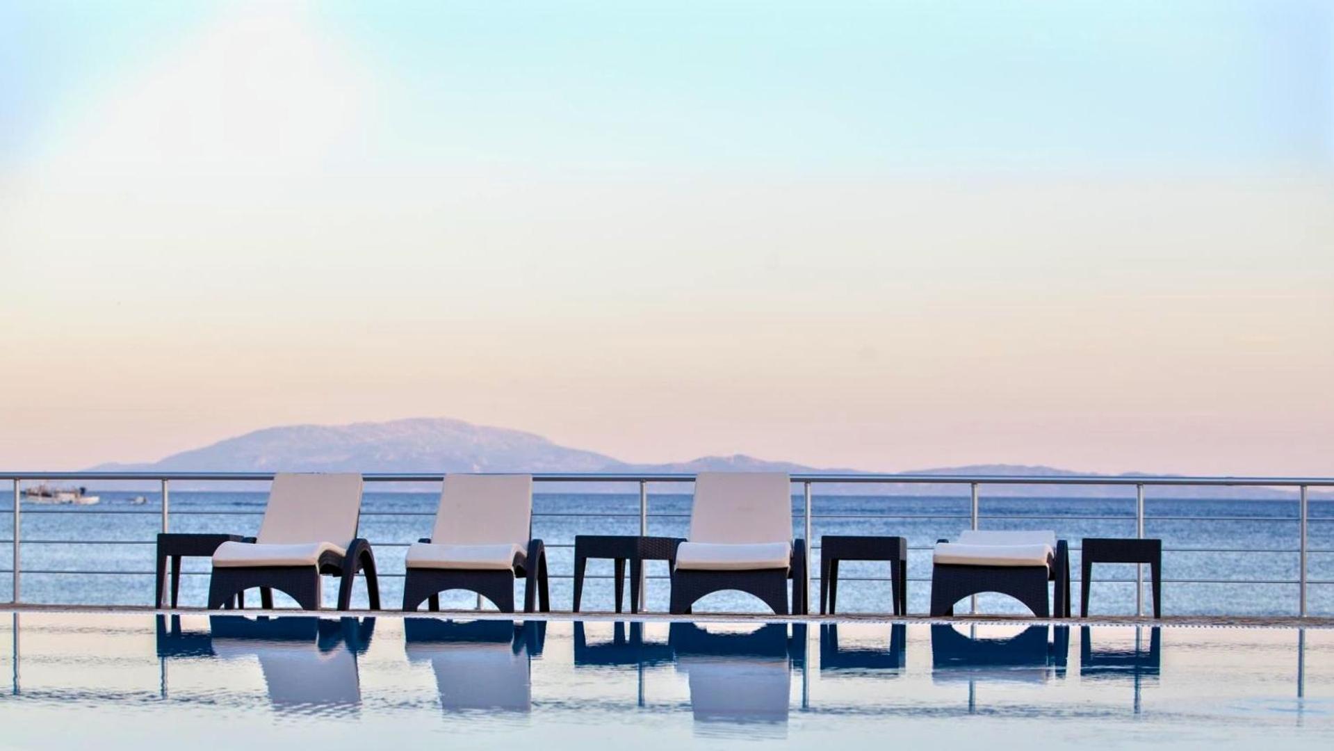 Blue Waves Luxury Suites By The Sea Plomari ภายนอก รูปภาพ