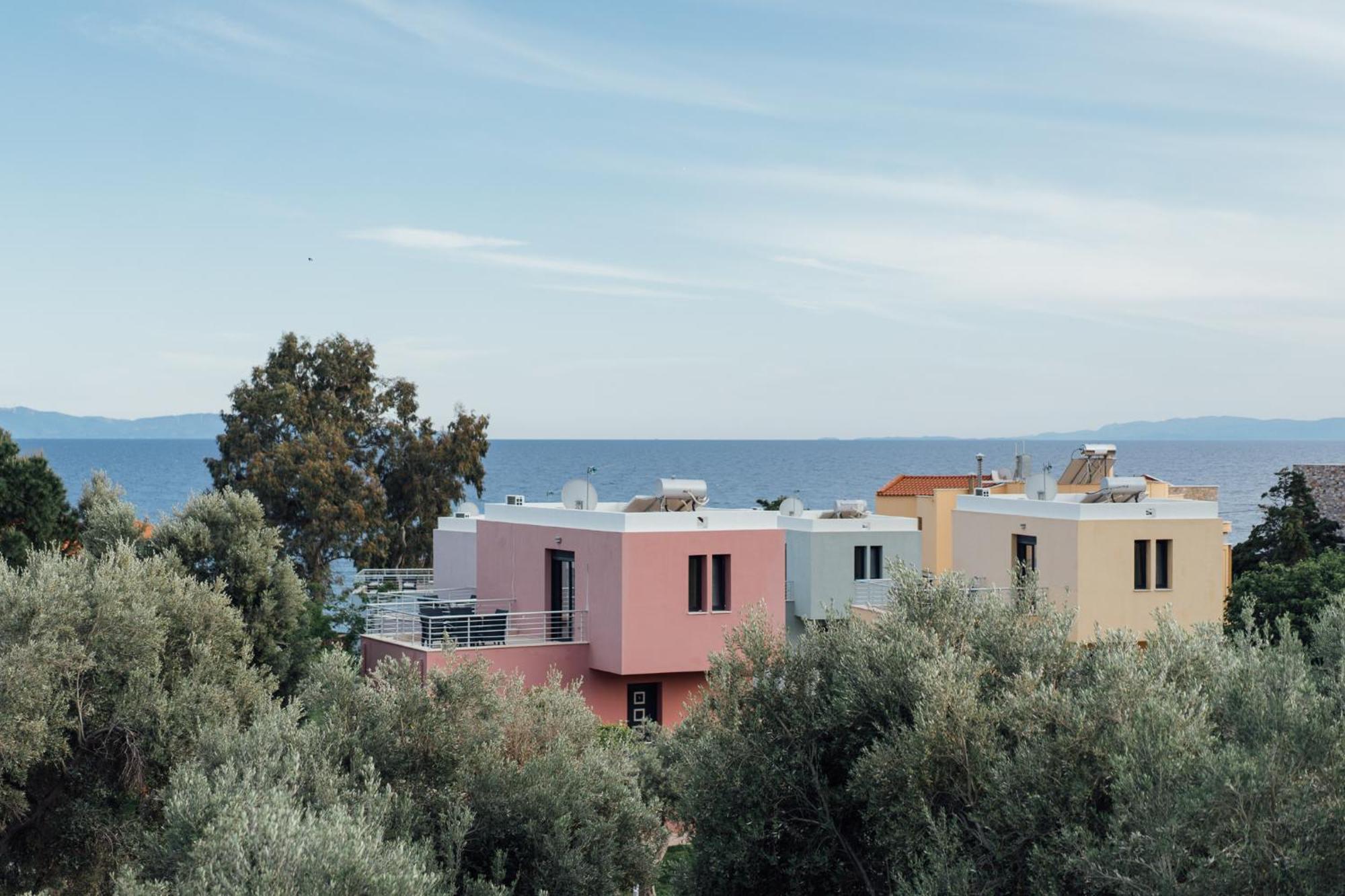 Blue Waves Luxury Suites By The Sea Plomari ภายนอก รูปภาพ