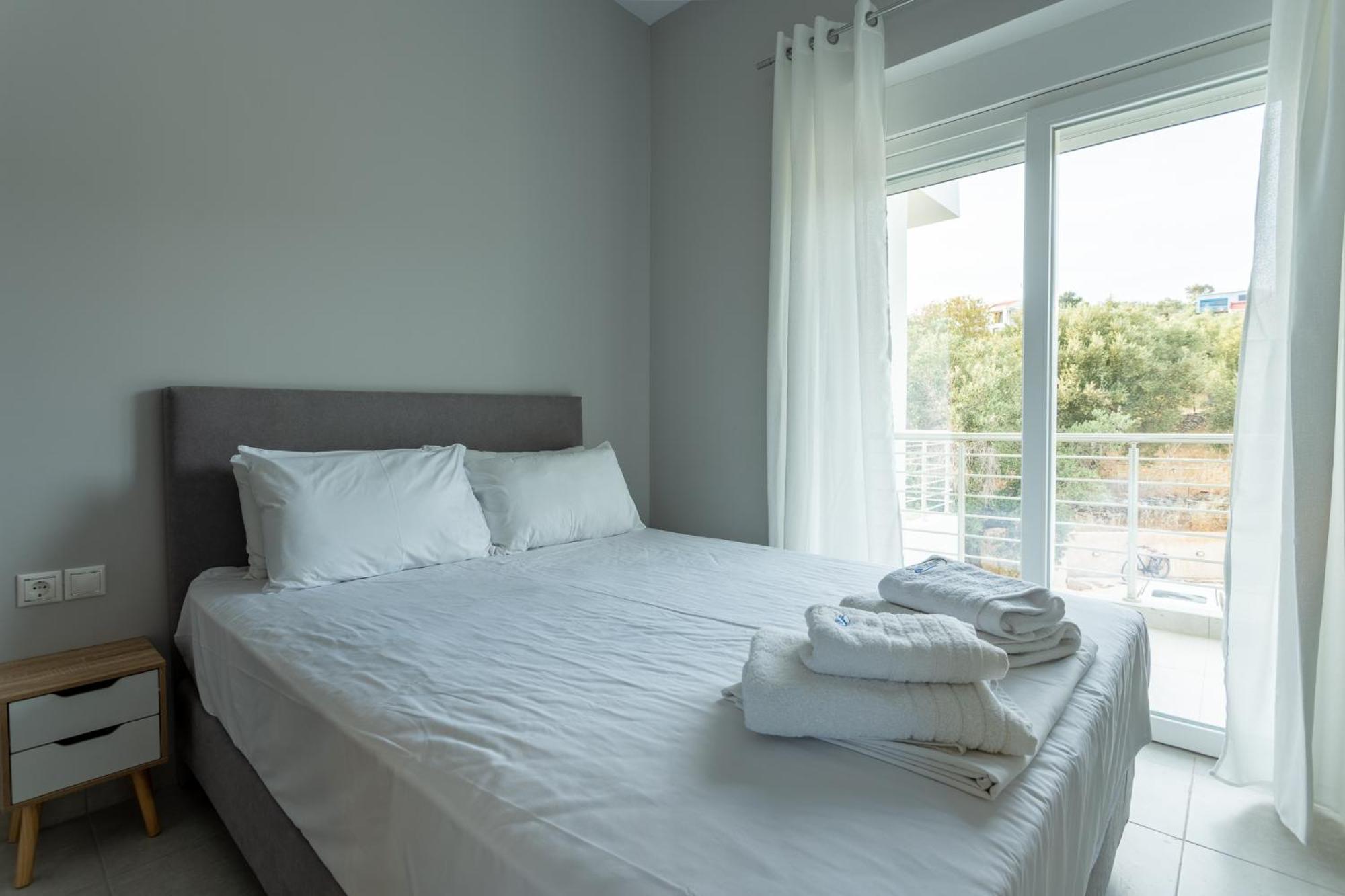Blue Waves Luxury Suites By The Sea Plomari ภายนอก รูปภาพ